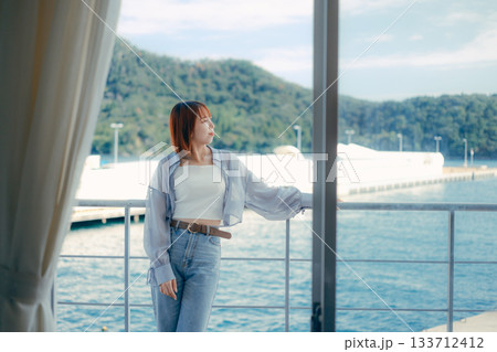 海辺で微笑む20代女性のポートレート 海辺で微笑む20代女性のポートレート 133712412