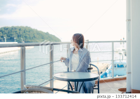 海辺で微笑む20代女性のポートレート 133712414