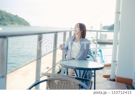 海辺で微笑む20代女性のポートレート 海辺で微笑む20代女性のポートレート 133712415