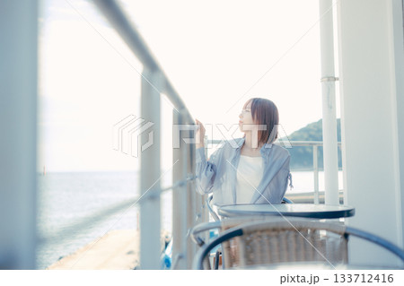 海辺で微笑む20代女性のポートレート 133712416