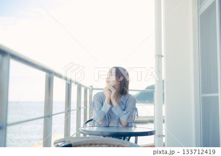 海辺で微笑む20代女性のポートレート 海辺で微笑む20代女性のポートレート 133712419