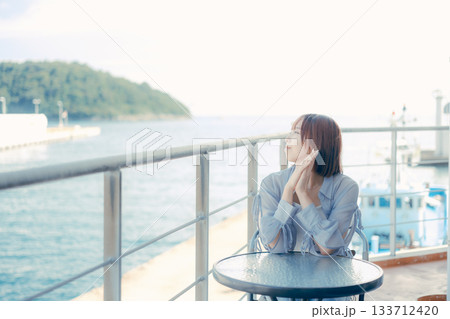 海辺で微笑む20代女性のポートレート 133712420