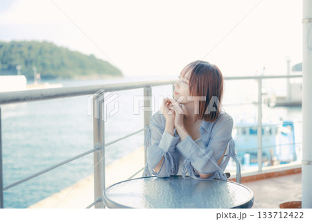 海辺で微笑む20代女性のポートレート 133712422