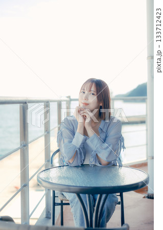 海辺で微笑む20代女性のポートレート 海辺で微笑む20代女性のポートレート 133712423