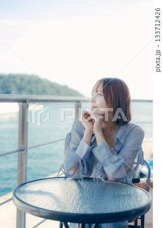 海辺で微笑む20代女性のポートレート 海辺で微笑む20代女性のポートレート 133712426