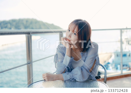 海辺で微笑む20代女性のポートレート 海辺で微笑む20代女性のポートレート 133712428