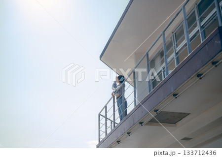 海辺で微笑む20代女性のポートレート 133712436