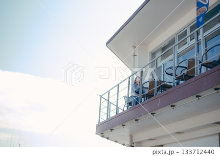 海辺で微笑む20代女性のポートレート 海辺で微笑む20代女性のポートレート 133712440