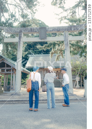 親子3人で海辺を散策する後ろ姿のシーン 親子3人で海辺を散策する後ろ姿のシーン 133712539