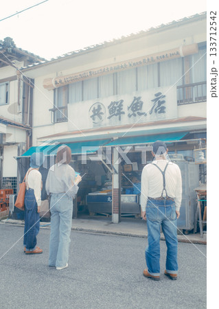 親子3人で海辺を散策する後ろ姿のシーン 133712542