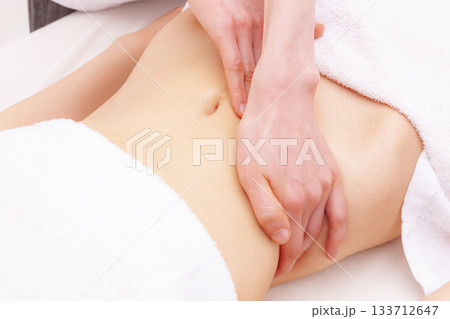 お腹のマッサージ 133712647