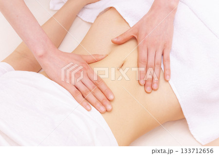 お腹のマッサージ 133712656