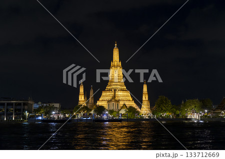 タイ王国バンコク、夜のワット・アルン（暁の寺） 133712669