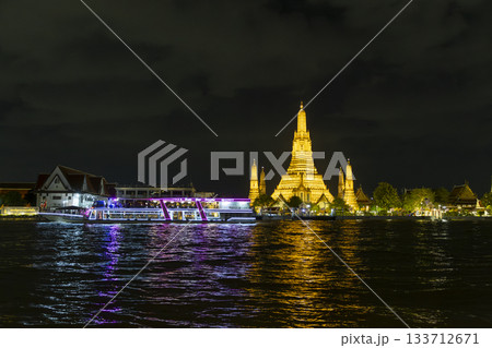 タイ王国バンコク、夜のワット・アルン(暁の寺) タイ王国バンコク、夜のワット・アルン(暁の寺) 133712671