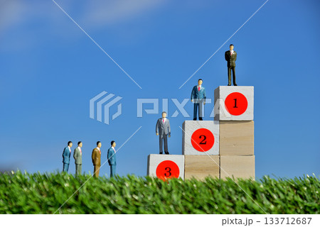 ビジネスマン勝者 格差 頂上イメージ ビジネスマン勝者 格差 頂上イメージ 133712687