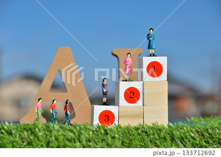 ビジネスマン勝者 格差 頂上 AI評価イメージ ビジネスマン勝者 格差 頂上 AI評価イメージ 133712692