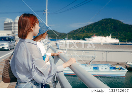 親子2人で海辺を散策する後ろ姿のシーン 親子2人で海辺を散策する後ろ姿のシーン 133712697