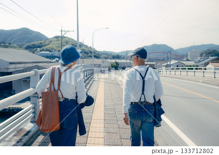 海辺で佇む60代シニア夫婦の旅シーン 133712802