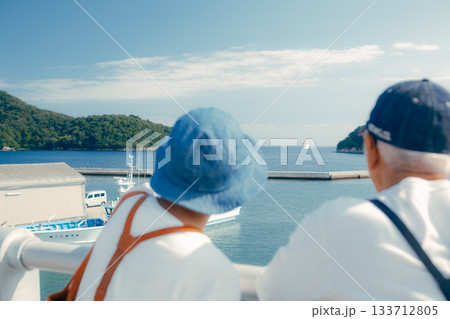 海辺で佇む60代シニア夫婦の旅シーン 133712805