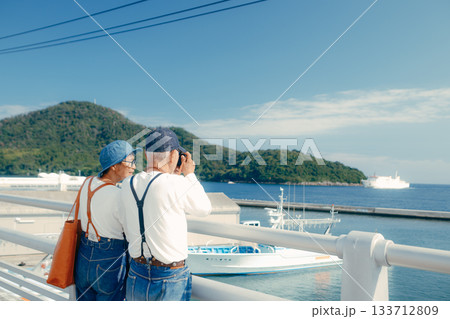 海辺で佇む60代シニア夫婦の旅シーン 海辺で佇む60代シニア夫婦の旅シーン 133712809