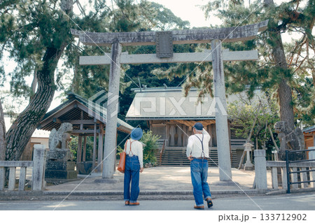 海辺で佇む60代シニア夫婦の旅シーン 133712902