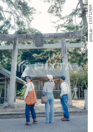 海辺で佇む60代シニア夫婦の旅シーン 133712904