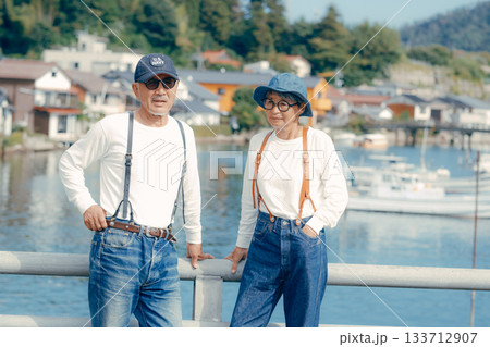 海辺で佇む60代シニア夫婦の旅シーン 海辺で佇む60代シニア夫婦の旅シーン 133712907