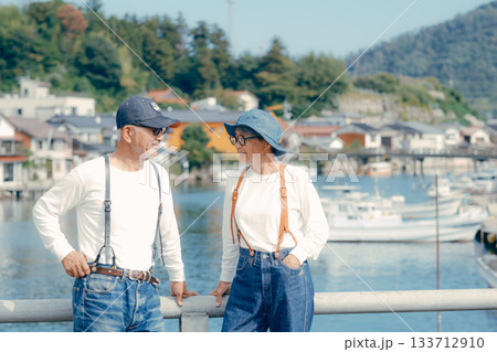 海辺で佇む60代シニア夫婦の旅シーン 海辺で佇む60代シニア夫婦の旅シーン 133712910