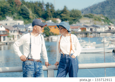 海辺で佇む60代シニア夫婦の旅シーン 海辺で佇む60代シニア夫婦の旅シーン 133712911