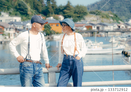 海辺で佇む60代シニア夫婦の旅シーン 133712912