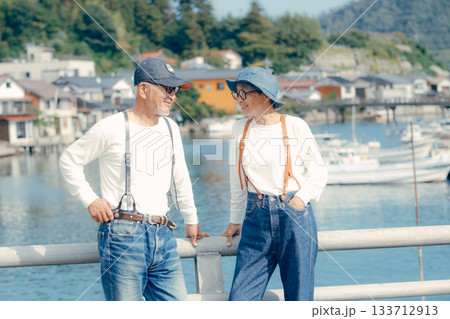 海辺で佇む60代シニア夫婦の旅シーン 海辺で佇む60代シニア夫婦の旅シーン 133712913