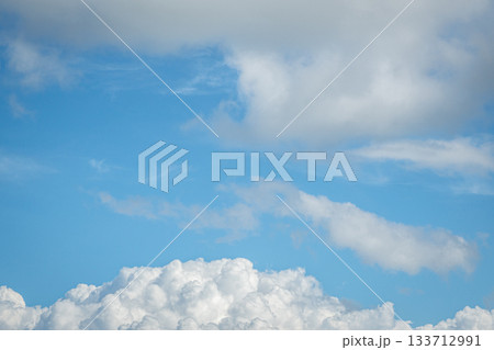 群馬県の夏空に広がる青空と白い雲の爽やかな風景 133712991