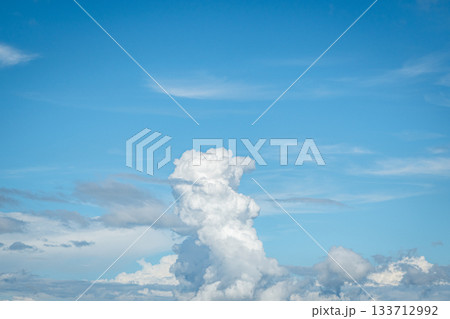 群馬県の夏空に立ち上る積雲が印象的な青空の風景 133712992