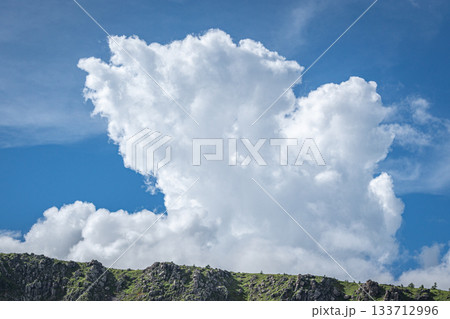 草津町・国道292号見晴台から望む夏空にそびえる大きな積雲 草津町・国道292号見晴台から望む夏空にそびえる大きな積雲 133712996