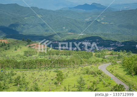 草津町・国道292号 富士見駐車場展望台から望む夏の山々と草原風景 草津町・国道292号 富士見駐車場展望台から望む夏の山々と草原風景 133712999