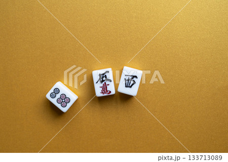金色の背景に並ぶマージャン牌 133713089