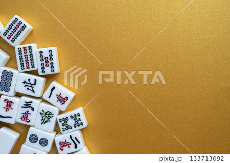 金色の背景に並ぶマージャン牌 133713092