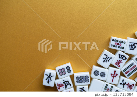 金色の背景に並ぶマージャン牌 金色の背景に並ぶマージャン牌 133713094