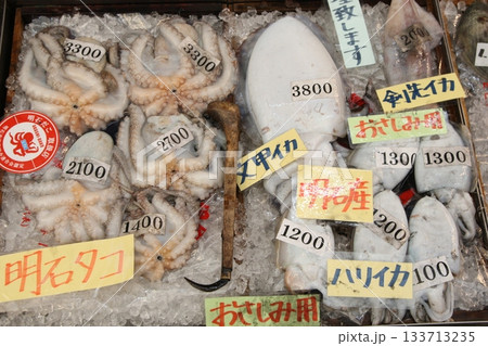 明石魚の棚で売られている新鮮明石たこ&明石いか 明石魚の棚で売られている新鮮明石たこ&明石いか 133713235