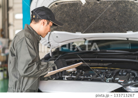 自動車のエンジンルームをチェックする自動車整備士・受け入れ検査(車検・定期点検) 自動車のエンジンルームをチェックする自動車整備士・受け入れ検査(車検・定期点検) 133713267
