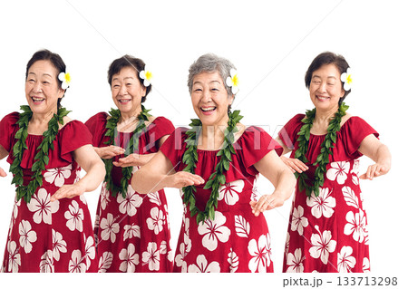 フラダンスを楽しむシニア女性 133713298