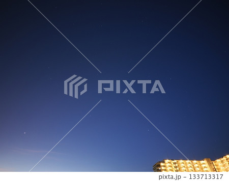 青みがかった空にオリオン座。 青みがかった空にオリオン座。 133713317