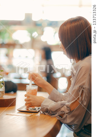 カフェでドリンクを楽しむ20代女性のひととき 133713326