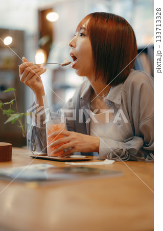 カフェでドリンクを楽しむ20代女性のひととき カフェでドリンクを楽しむ20代女性のひととき 133713328