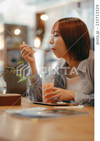 カフェでドリンクを楽しむ20代女性のひととき 133713329