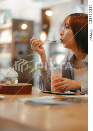カフェでドリンクを楽しむ20代女性のひととき 133713330