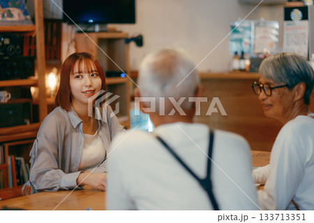 カフェでくつろぐ親子三人のひととき 133713351