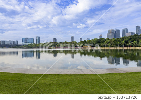タイ王国バンコクのベンジャキティ公園と高層ビル 133713720
