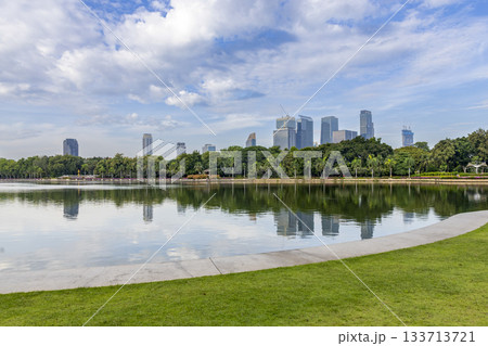 タイ王国バンコクのベンジャキティ公園と高層ビル 133713721