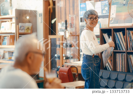 レコードを選ぶ60代夫婦のリラックスした店内シーン 133713733